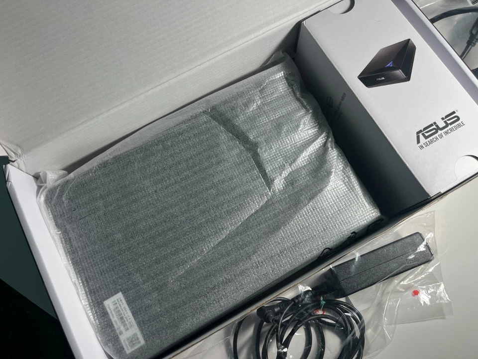 Unidad Blu-Ray ASUS modelo BW-16D1X-U 16x con USB 3.0 Mac/PC (caja abierta) Loc EE. UU. Foto 4 de 4