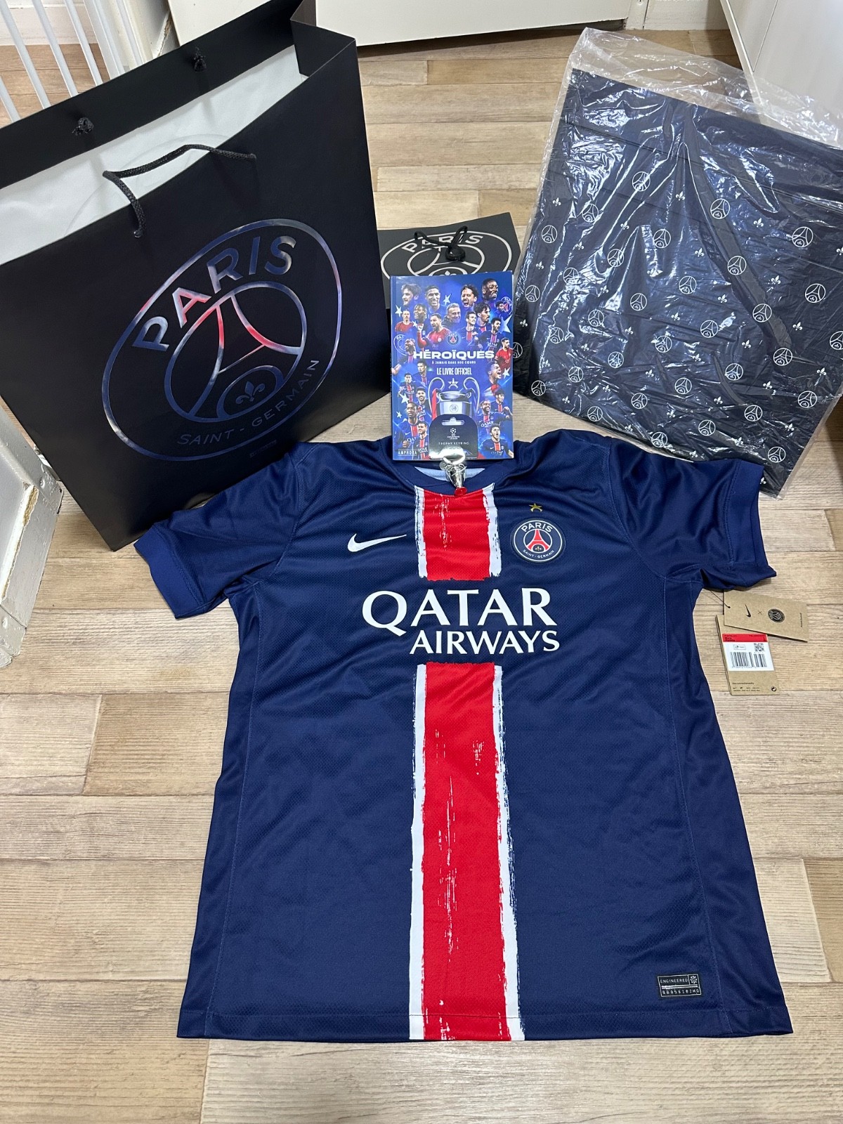 Maillot PSG taille L résolvant le manque de pièces historiques neuves de la saison 2025