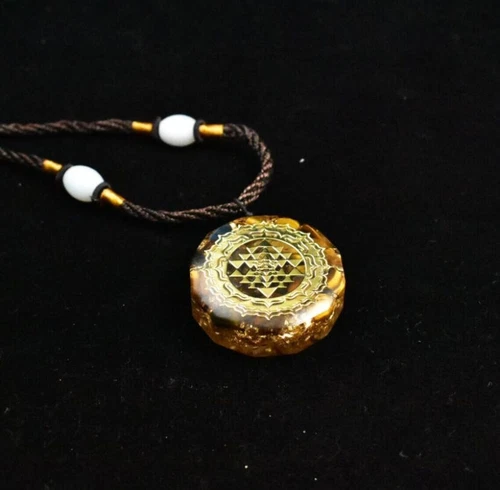 Collana con ciondolo cristallo occhio di tigre naturale orgonite Sri Yantra geometria sacra - Foto 5 di 5