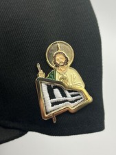 Prendedor de sombrero estilo San Judas/St Jude para logotipo de New Era en sombrero ajustado New Era