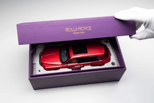 1/18 Rolls Royce Cullinan red limited edition Diecast Fully-opened Dealer - Picture 10 of 10
