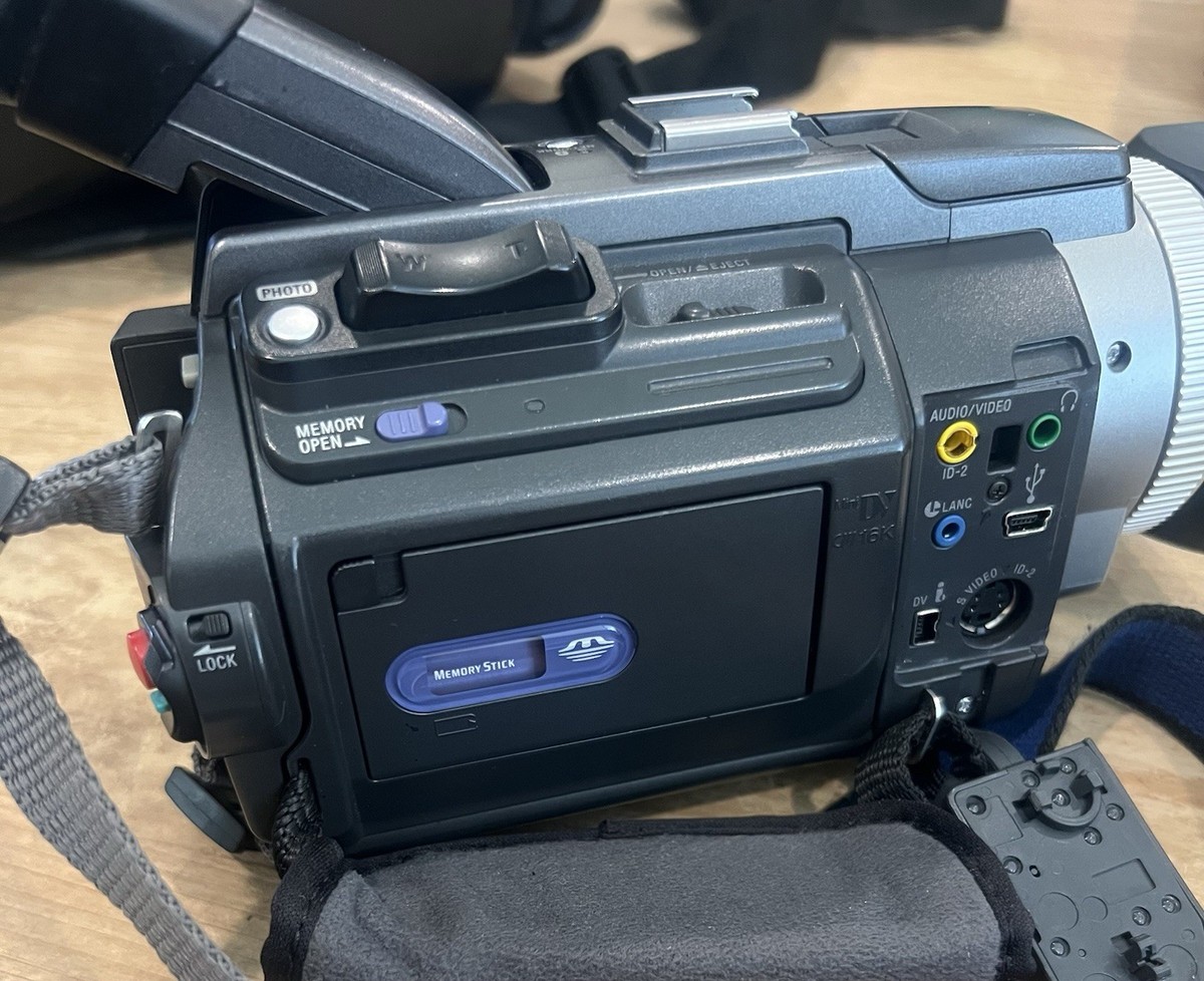 SONY HANDYCAM DCR-TRV950 MINI DV CAMCORDER W/NIGHTSHOT AC+BATT