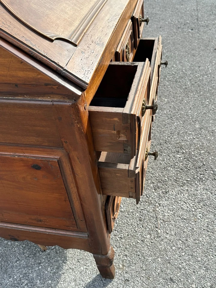 Antiguo escritorio con tapa inclinada francesa de nogal siglo XVIII panel rural Luis 1770 Foto 4 de 4