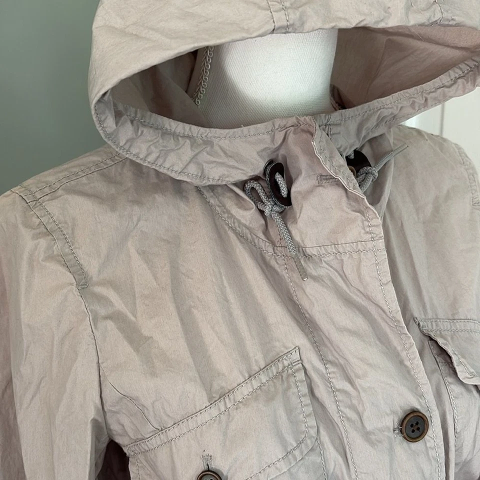 Jaqueta utilitária Ann Taylor Loft bege sarja com capuz cordão algodão tamanho pequeno - Imagem 2 de 4