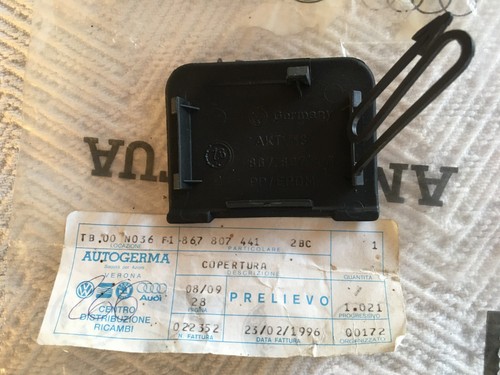 Copertura tappo foro gancio traino paraurti Volkswagen Polo Mk1- Mk2 (1991-1994) - Foto 2 di 2