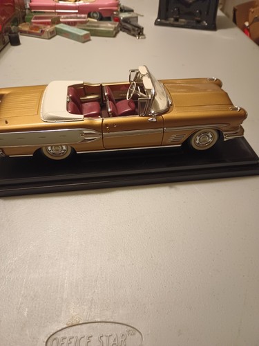 ROAD SIGNATURE 1958 PONTIAC BONNEVILLE CONVERTIBLE LIMITED LEATHER SERIES1:18 - Picture 8 of 21