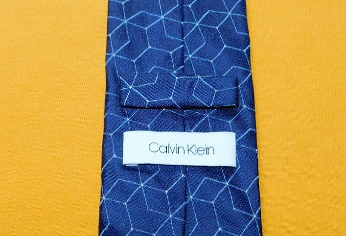 CALVIN KLEIN GRAVATA FINA MOTIVO PENTÁGONO AZUL/BRANCO - GRAVATAS DE PESCOÇO - GRAVATAS DE DESIGNER. - Imagem 3 de 3
