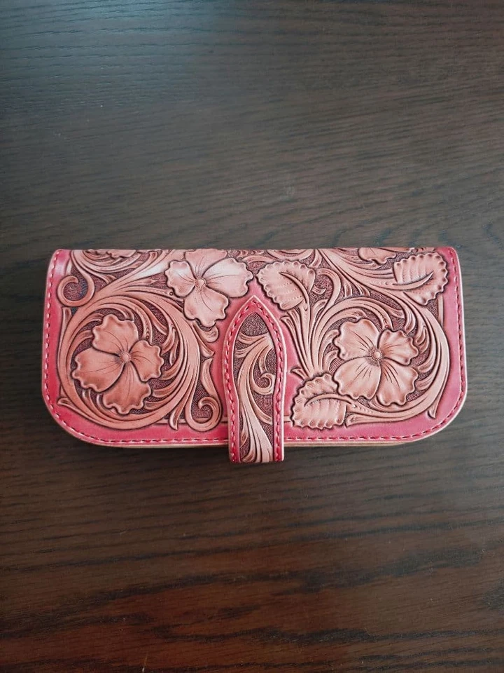 Cartera larga de cuero tallado patrón floral rosa - Imagen 2 de 4