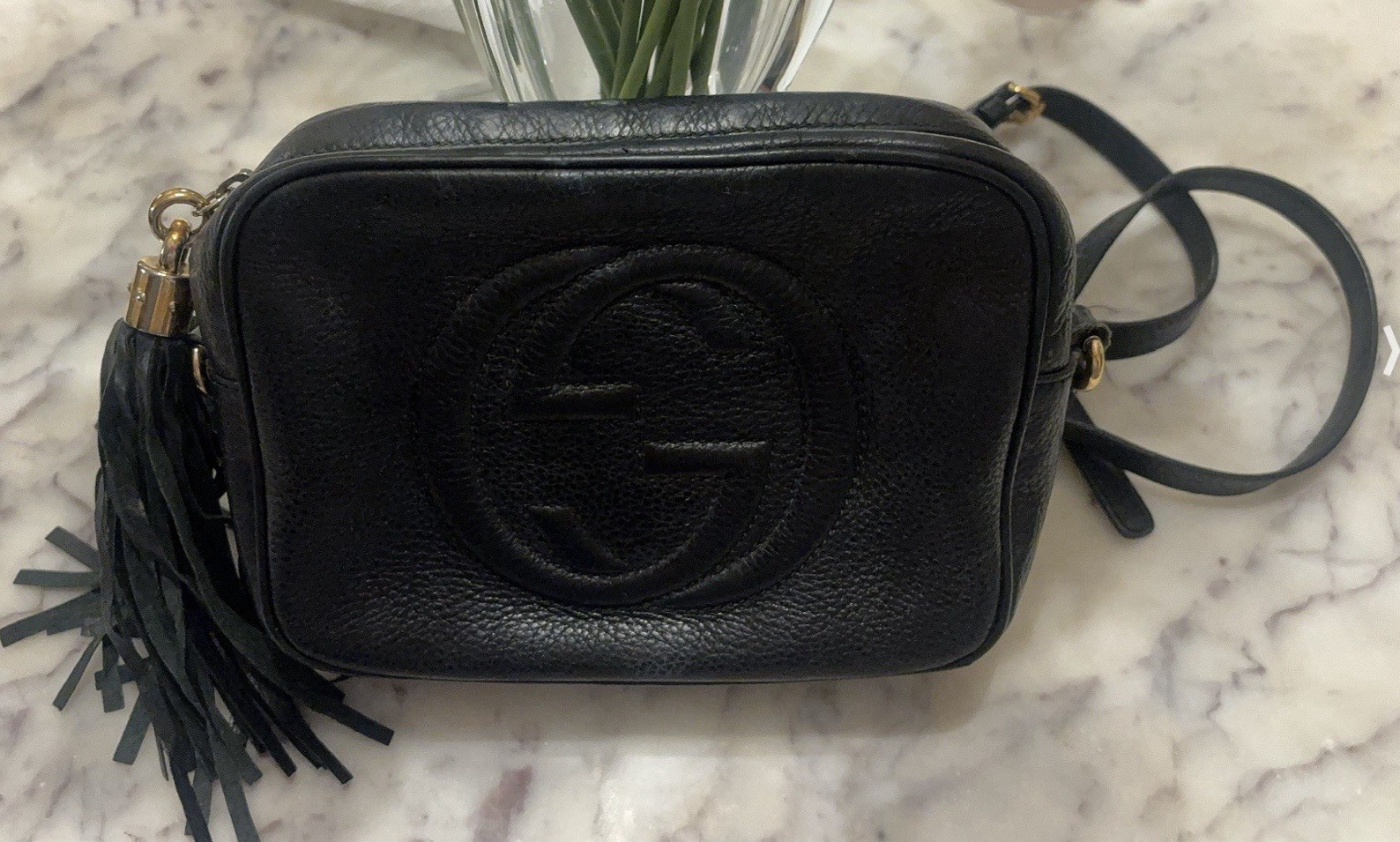 Borsa a tracolla donna Gucci Soho in pelle nera con nappa e logo accento