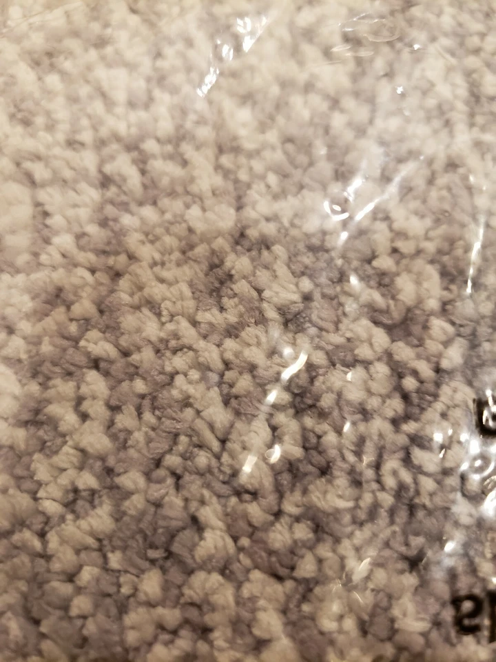 Alfombra de ducha de baño de microfibra Interdesign 34x21", color gris/blanco.  Foto 3 de 4