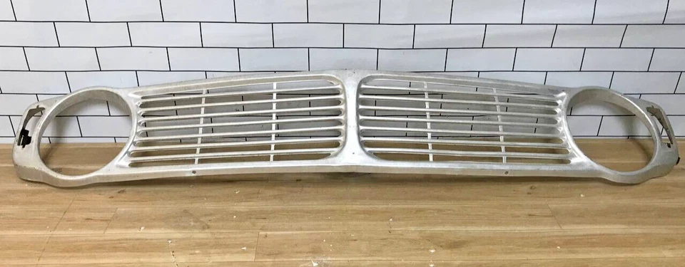 Volvo 140 142 144  1967-1971 Model Front Grille. Used Item Foto 3 de 4