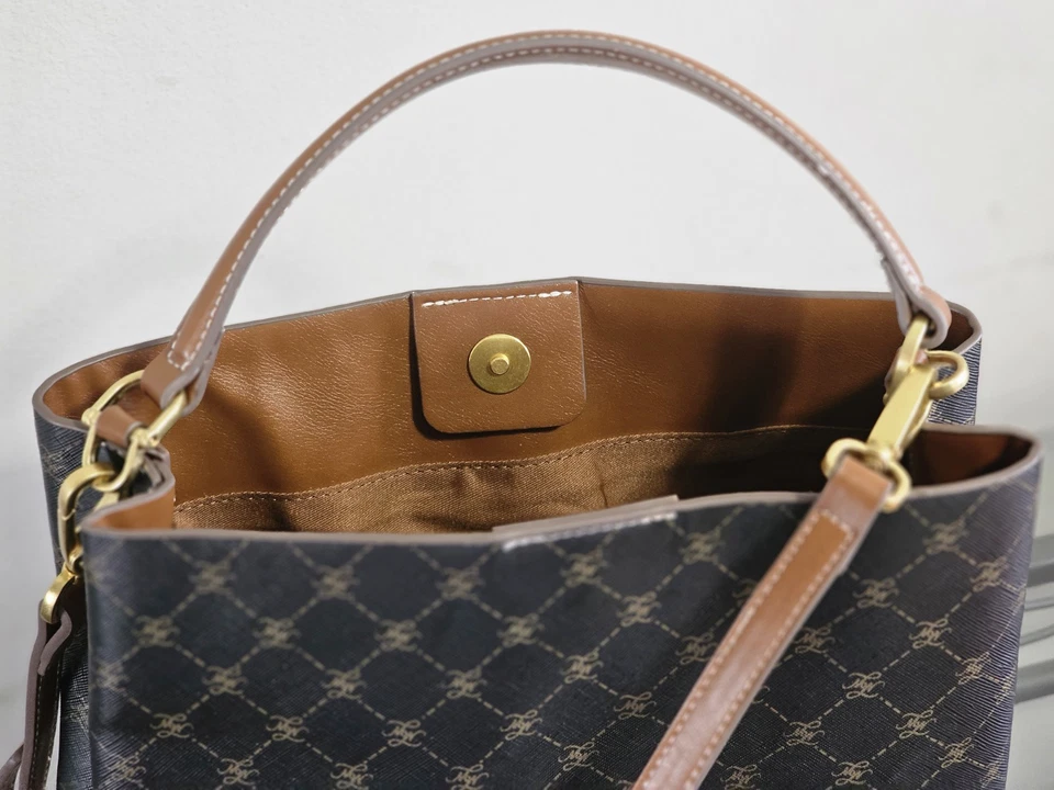 Bolso Clásico Mango MNG Monograma Imitación Cuero Cuerpo de Hombro Usado en Excelente Condición Foto 2 de 4