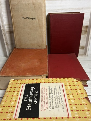 5 Vintage Old Worn book lot Red Gold Maroon Decor Shelf Prop Staging Hemmingway - Foto 5 di 20