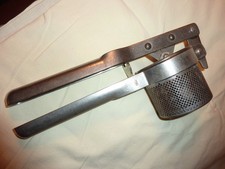 Alte schwere Kartoffelpresse/Beerenpresse 30er/40er/50er-Jahre