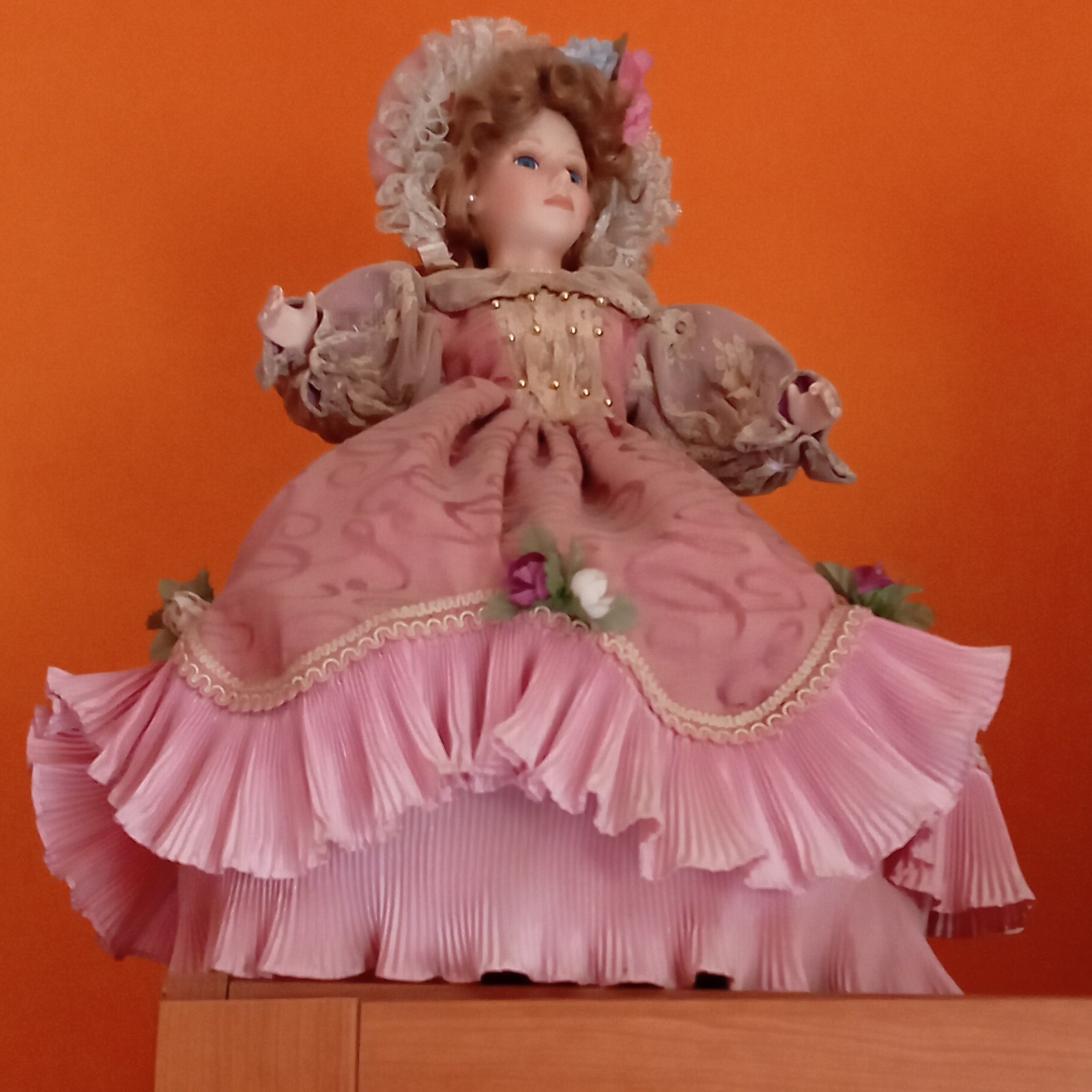 Bambola femmina in porcellana capelli biondi occhi blu vestito rosa cappellino