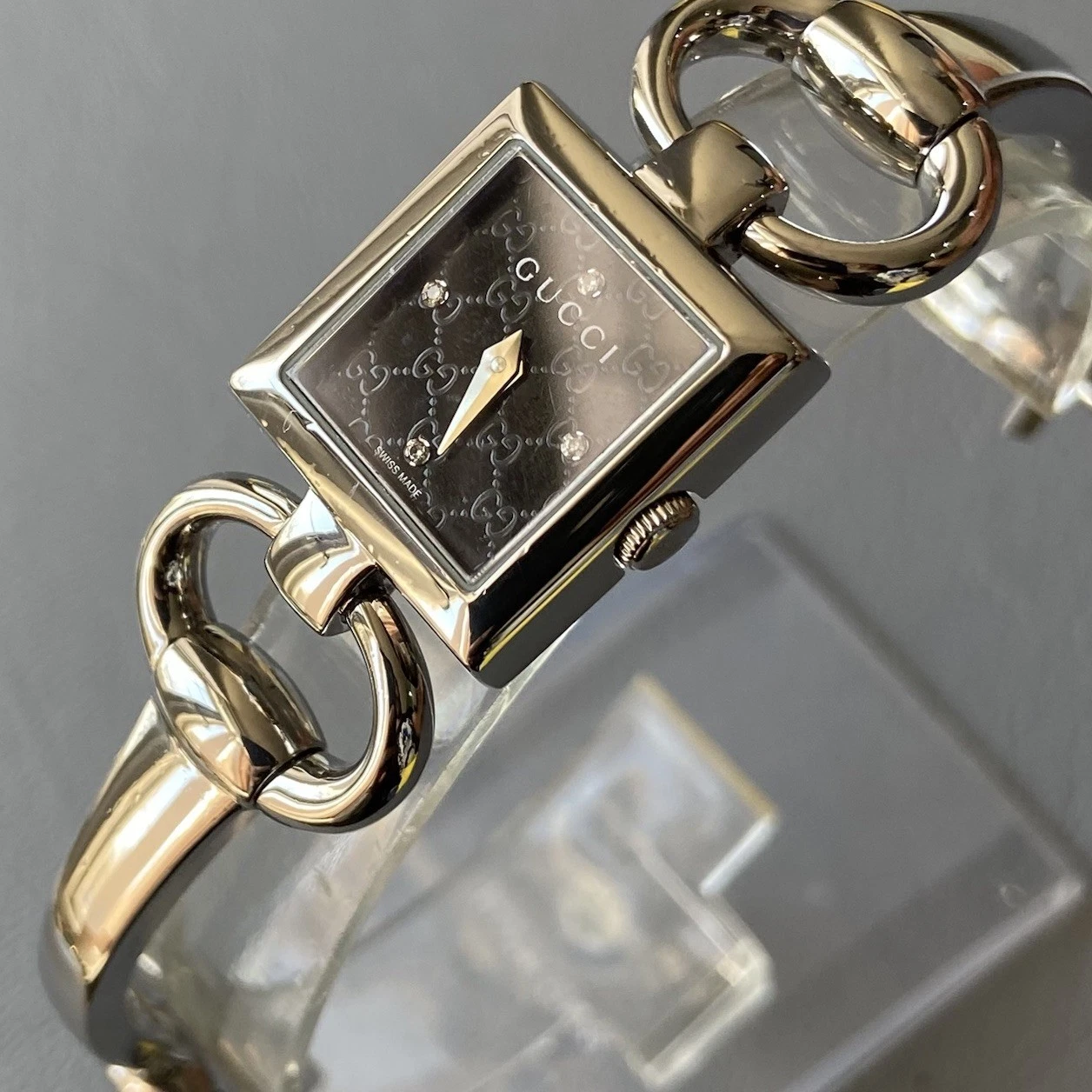 Montre femme authentique Gucci Tornabuoni diamant créateur noir 120 YA120507