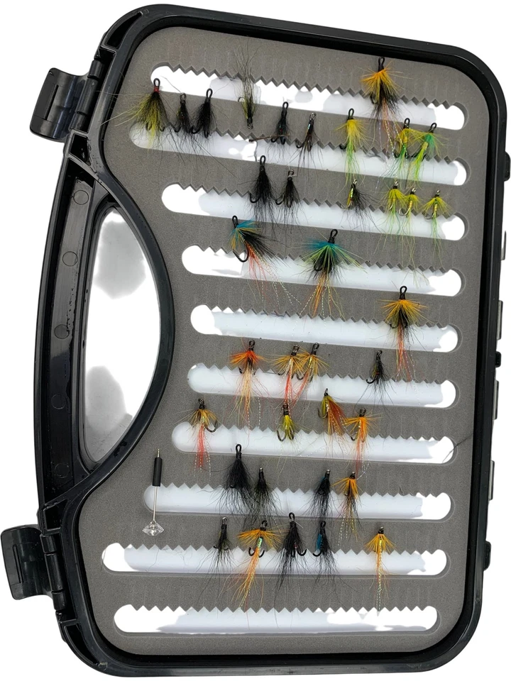 SKB Estuche Impermeable para Pesca con Mosca con 45+ Accesorios Surtidos para Pescadores de Moscas Foto 3 de 4