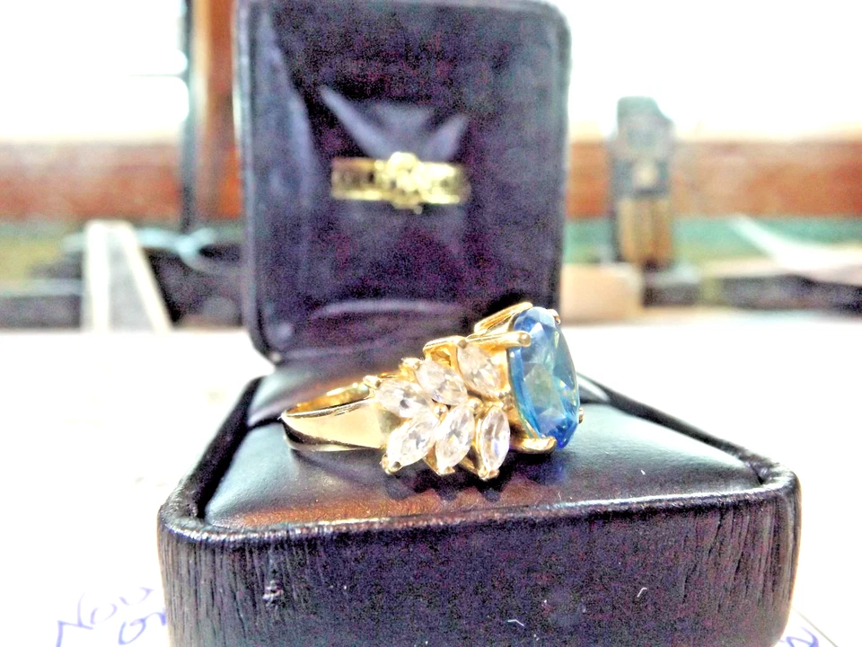 ANILLO ORO 14ct azul corte ovalado con diamantes cultivados en laboratorio Foto 3 de 4