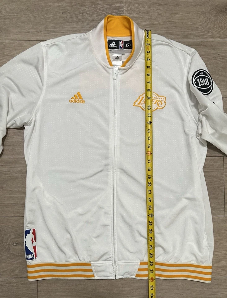 Chaqueta de calentamiento Adidas del año pasado talla 2XL de los Lakers Kobe Bryant Era camiseta blanca Foto 4 de 4