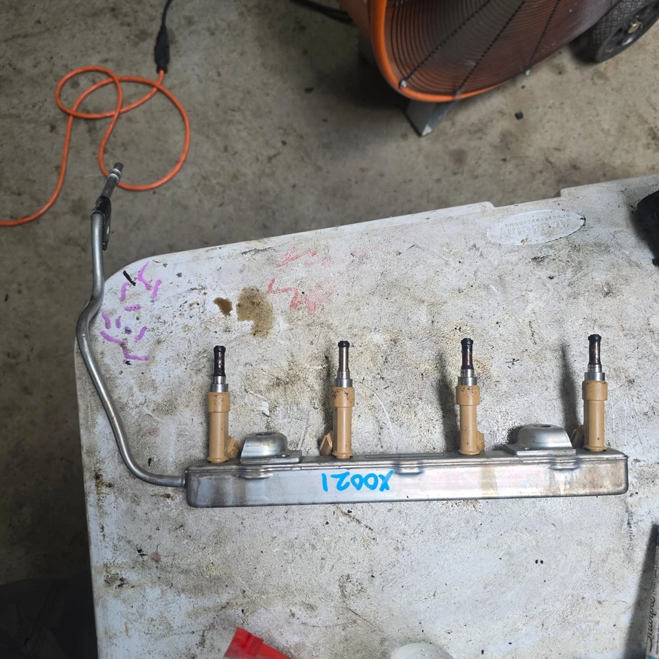 Toyota Prius 2010-15 híbrido carril inyector de combustible 1,8 L con inyectores OEM de fábrica Foto 2 de 2