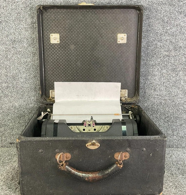 Vintage Underwood Portable Typewriter Black 1930s With Case