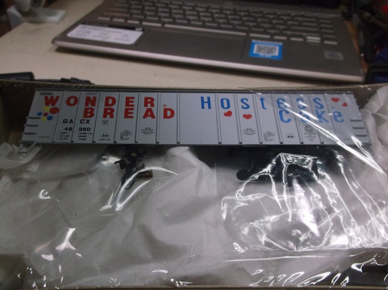 HO 50Ft. Airslide Hopper Car.Wonder Bread 48350 . Walthers Original Box