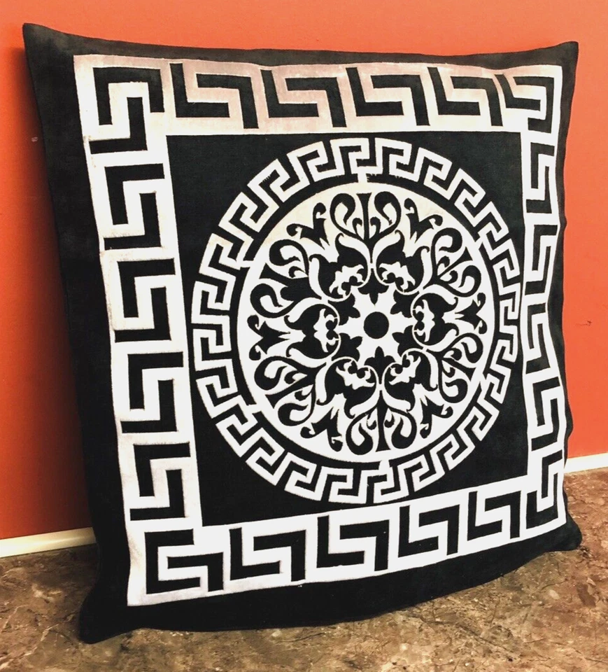 Funda de almohada decorativa geométrica griega borde y círculo negra y plateada Foto 2 de 4