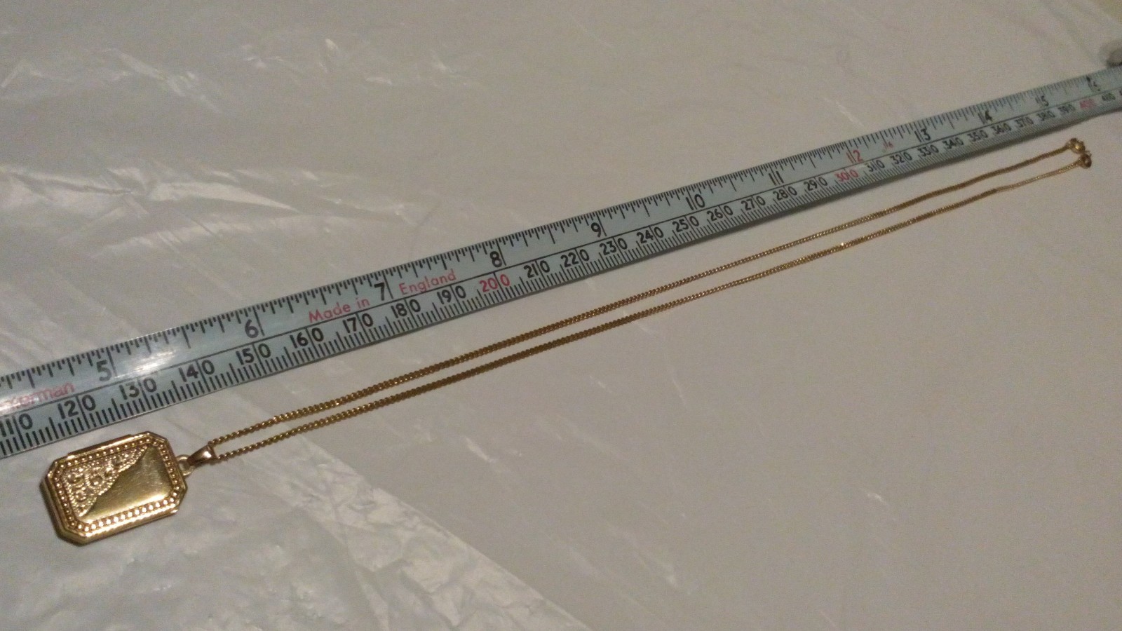 Victorian Rectangular Semi Engraved LOCKET in 9ct… - image 10