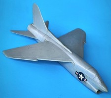 Maquette de reconnaissance d'avion d'attaque légère US Navy A-7A Corsair II 1:100 Chine