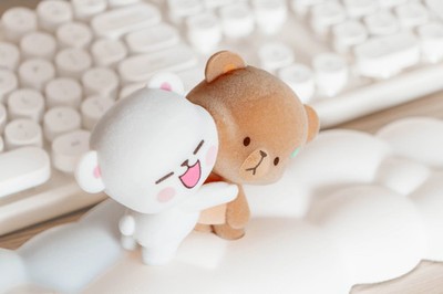 Milk Mocha Bear x Shopville Exclusive: Hugging Figurine - Fuzzy