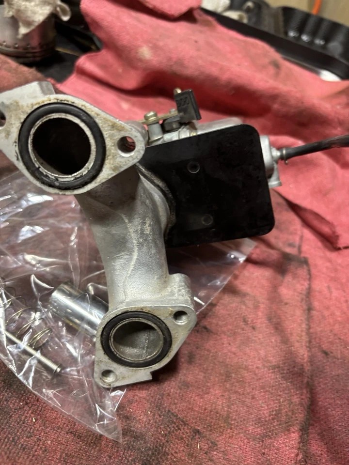 Carburador Honda CM185T 185 1979 Twinstar, hombre de admisión. Cable acelerador Foto 2 de 4