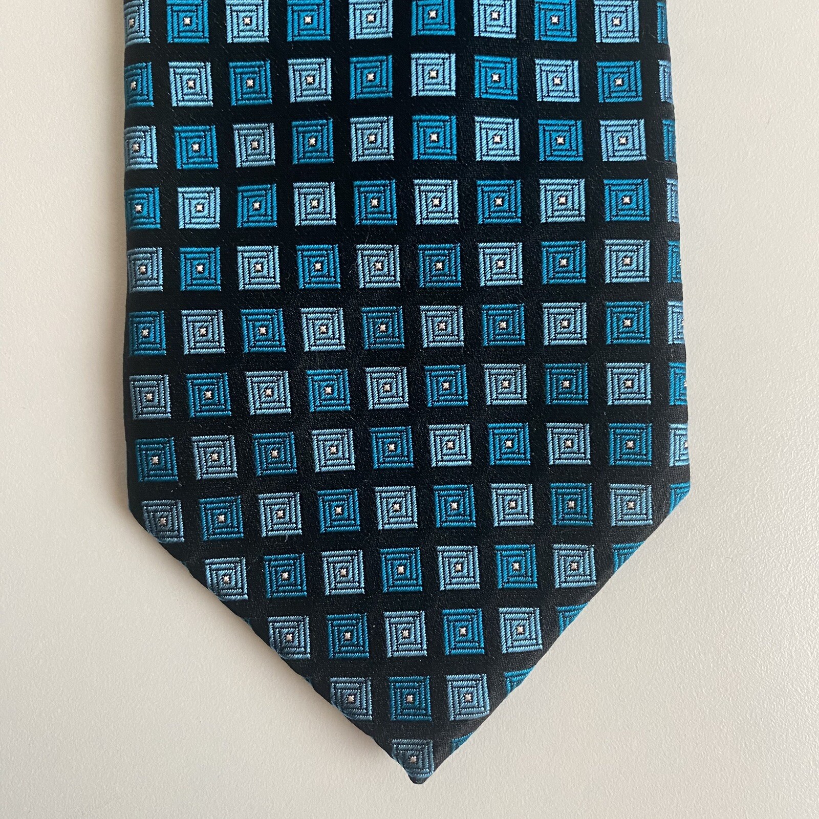 Donald Trump Signature Blue Geometric Silk Tie 60x3.5 with Gold Bar Accent