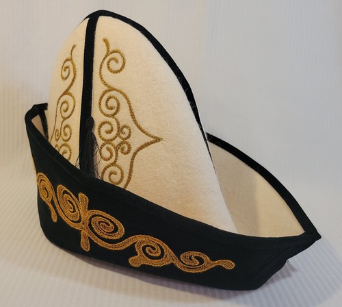 Kirgisisch Kalpak National Filzhut Schwarz Creme Gold Stickerei Zentralasien Neu - Bild 1 von 9