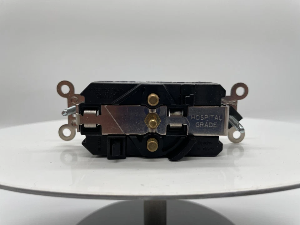 RECEPTÁCULO GRIS LEVITON MT820-ILW LEV-LOK 15 AMPERIOS 2P 3W GRADO HOSPITALARIO Foto 4 de 4