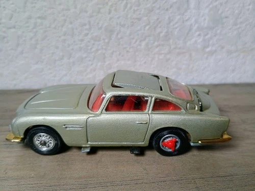 Corgi Toys- The New James Bond 007 Aston Martin DB5-Gt Britain w/Action (1/64)