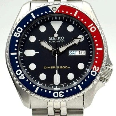Seiko SKX007 Black Diver 200m Automatic Day Date 42mm SS Mens Watch In hand