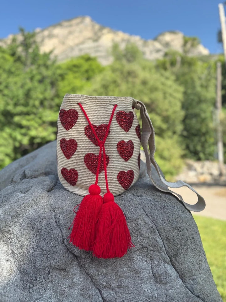 Bolso Mochila Colombiano Wayuu con Corazones Brillantes y Borlas Rojas Nuevo Foto 3 de 4