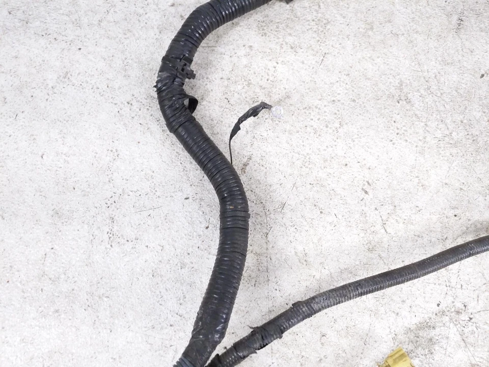 Infiniti G37 2008 sala de motores caja de fusibles arnés de cableado - un cable cortado Foto 4 de 4