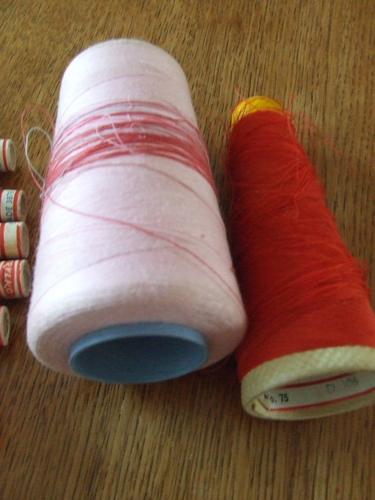 15 Vintage Plastic Reels of Assorted Coloured Sylko Sewing Threads & Others. - Picture 4 of 5