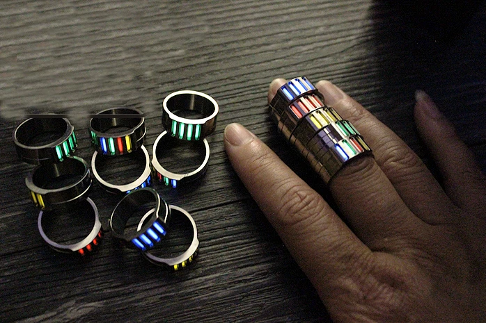 Anillo de dedo de aleación de titanio TC4 para hombres y mujeres anillo de dedo regalo brilla en la oscuridad Foto 3 de 4