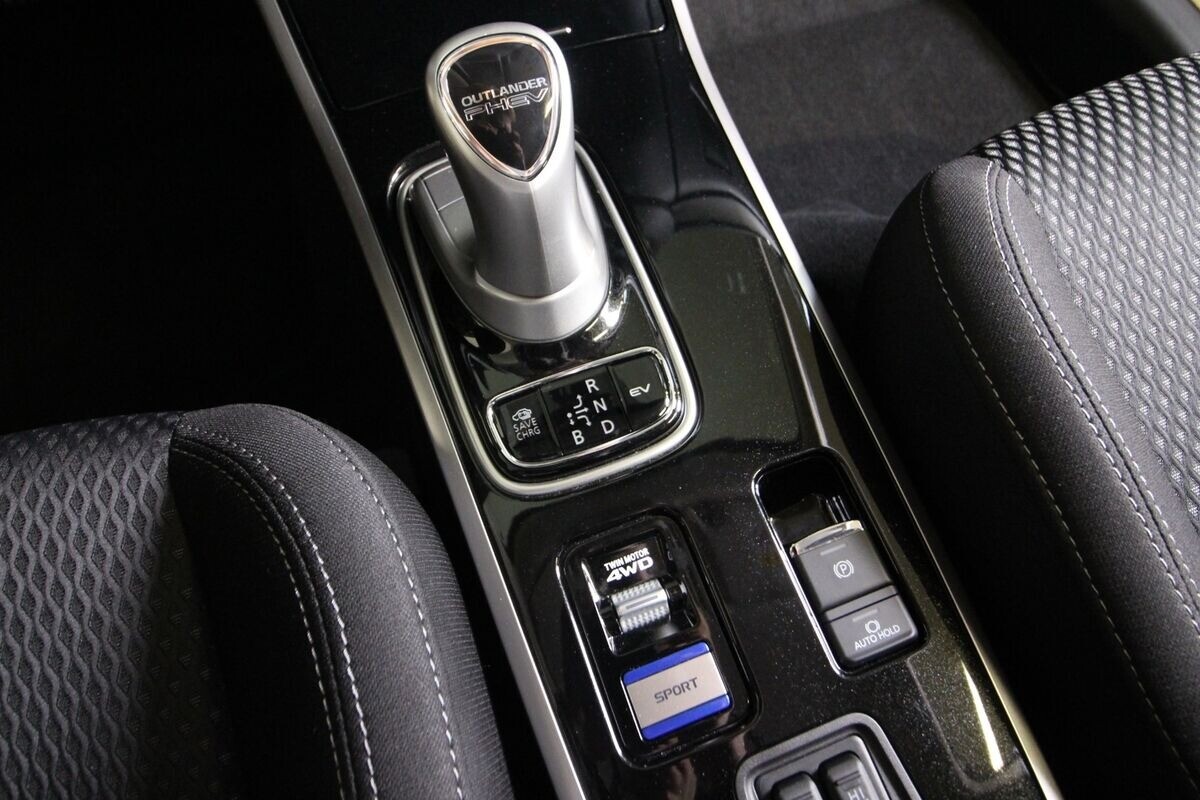 Mitsubishi Outlander 2,4 PHEV Inform+ CVT 4WD