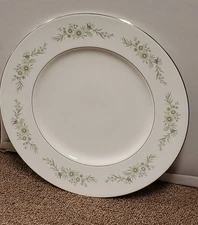 Wedgwood Westbury Dinner Plate Green Floral Bone England, platinum trim, 10.5"