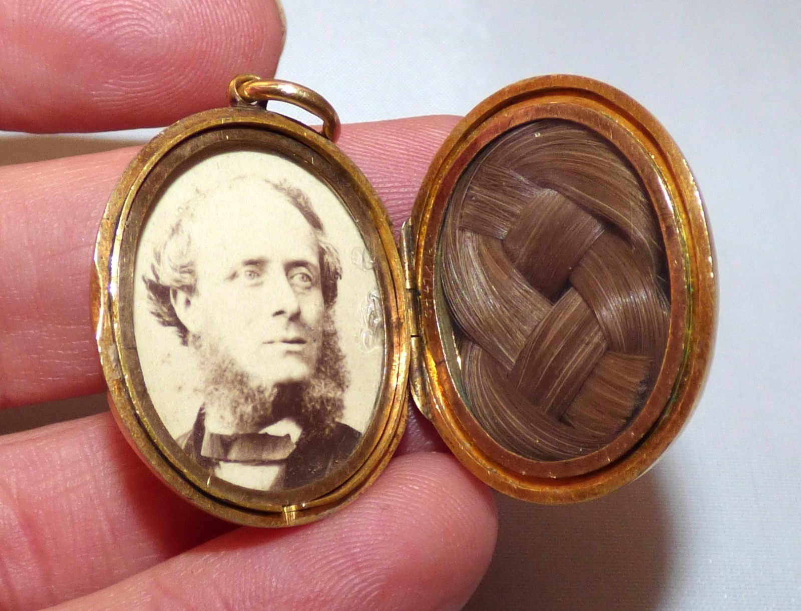 ANTIQUE VICTORIAN 18CT SOLID GOLD LOCKET 1868 EMB… - image 9