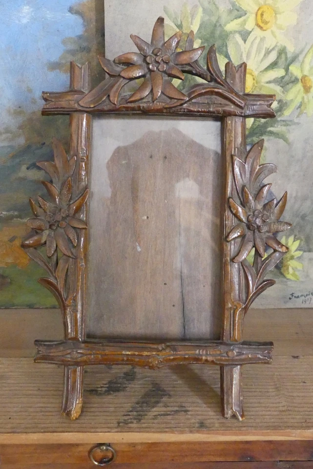 Cadre Ancien bois sculpté type forêt noire Edelweiss Brienz Suisse - Photo 1/4