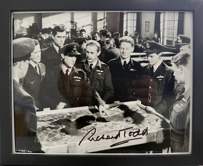 Richard Todd, ikonischer irischer Schauspieler, handsigniertes gerahmtes Original Filmfoto & COA