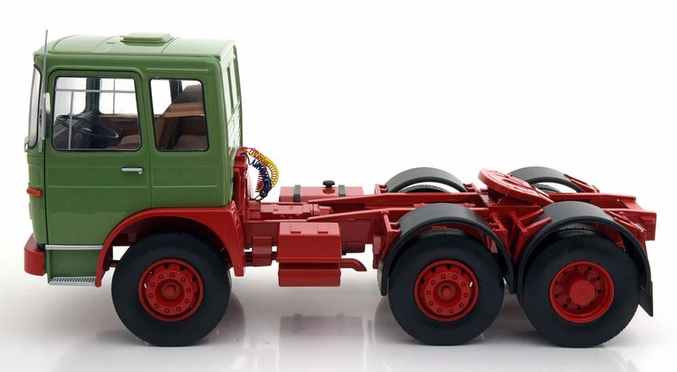 Road Kings 1/18 Scale RK180052 - 1972 MAN 16304 F7 Tractor Truck Green/Red - Image 3 of 4