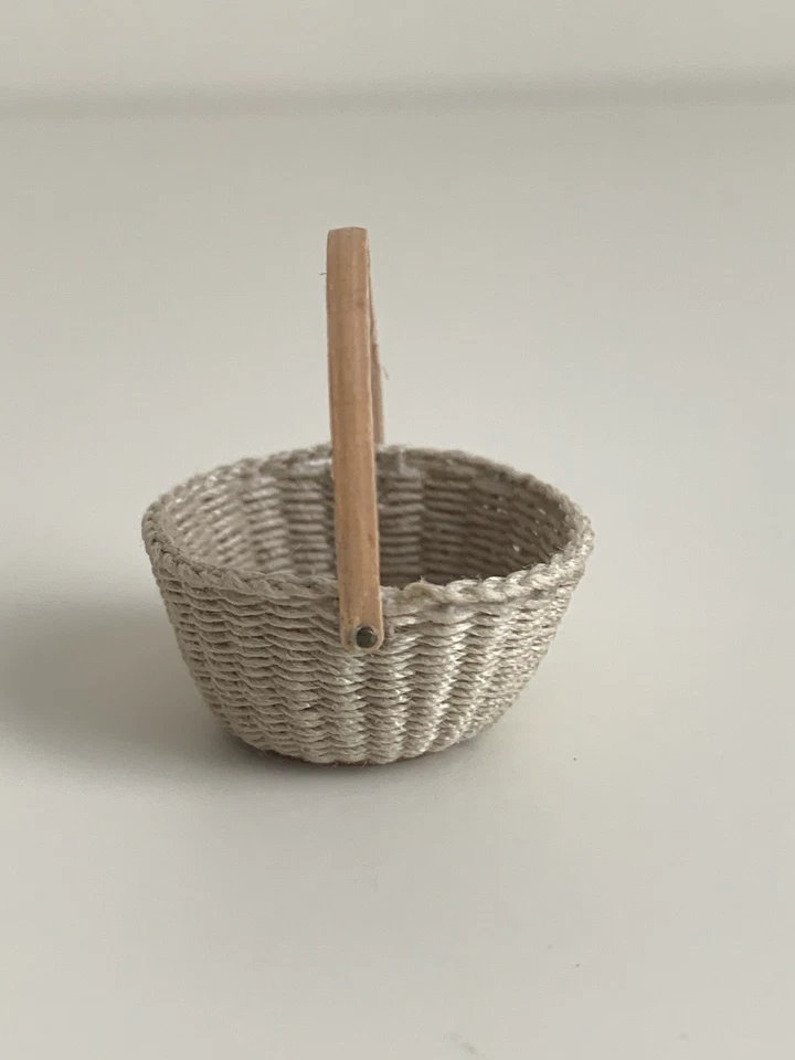 Carol Hardy Handwoven Basket w/ Handle Vintage IGMA Artisan Dollhouse Miniature - Image 4 of 4