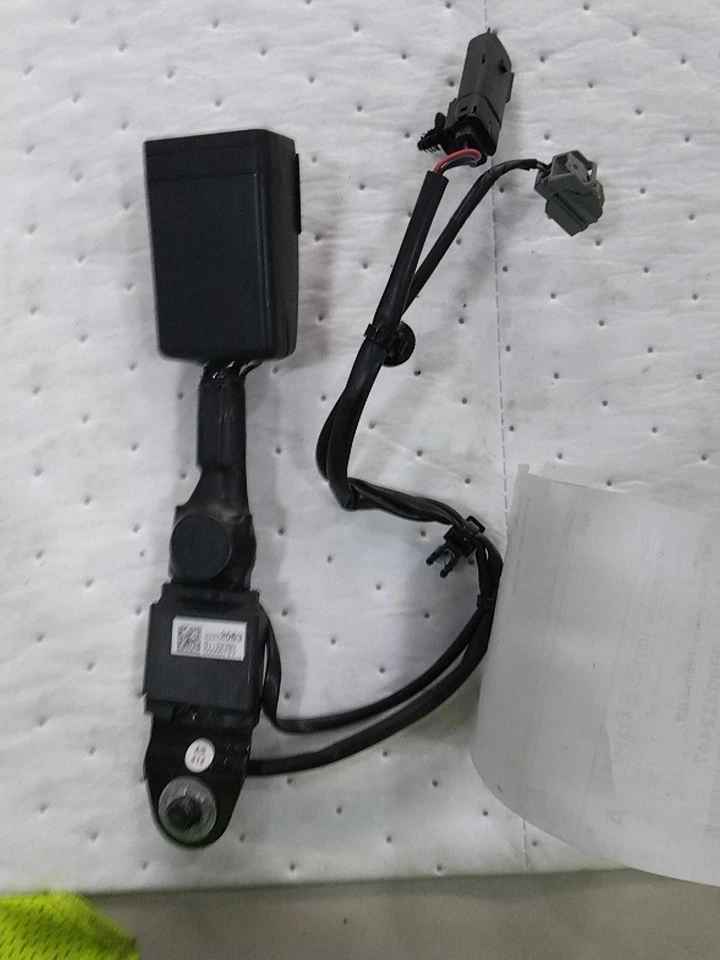 Used Front Right Seat Belt Front fits: 2016 Chevrolet Colorado passenger buckle Foto 2 de 4