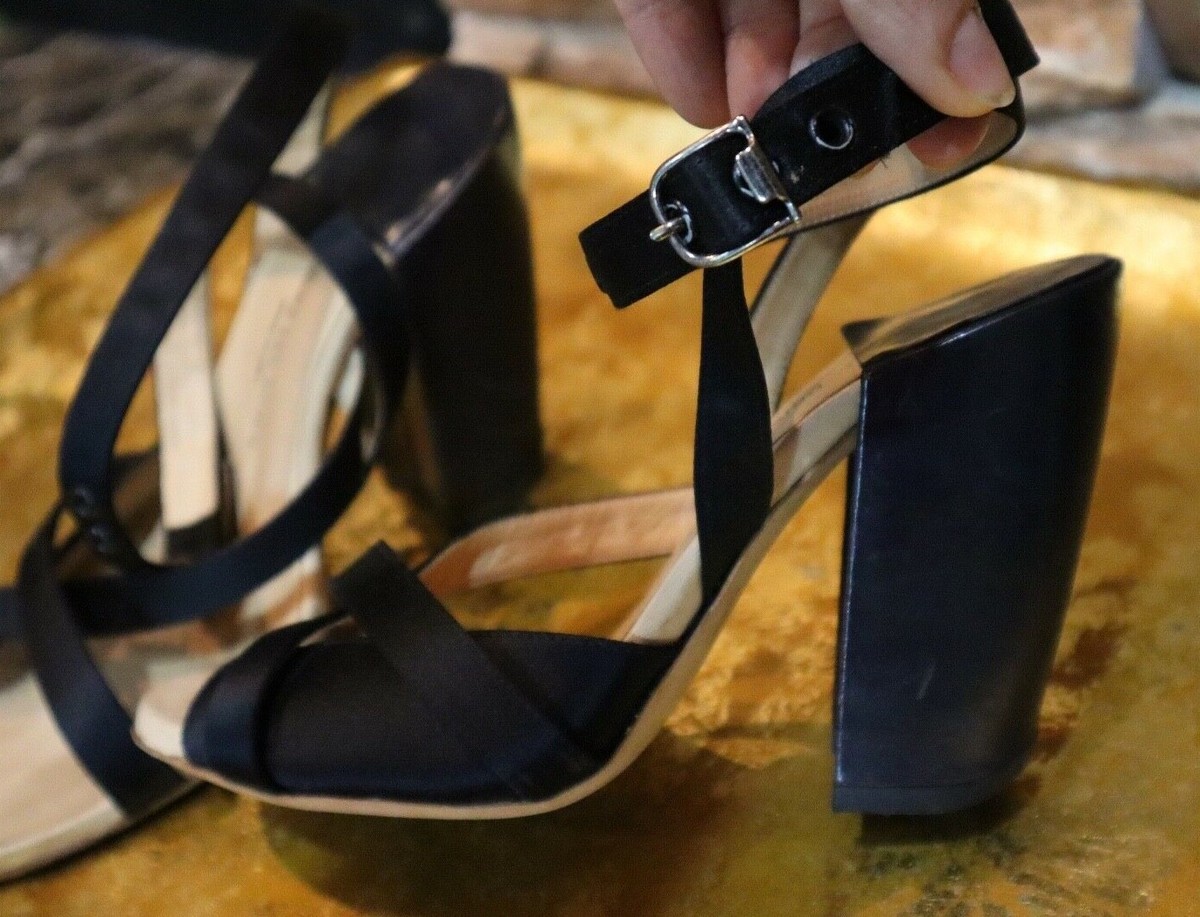 Dries Van Noten ブラック アシンメトリー ヒール Dries Van Noten Black Satin Silk Strappy Block Sandals US 6