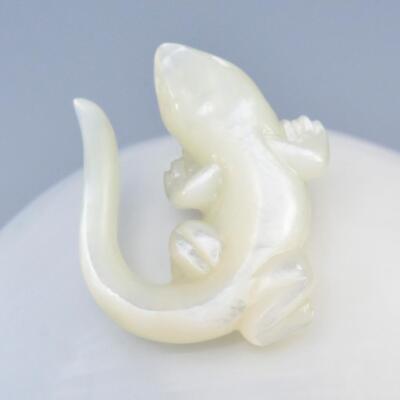 Gecko Eidechse Geschnitzter Weiß Perlmutt Muschel Sammlung Schmuck Design 3.58g